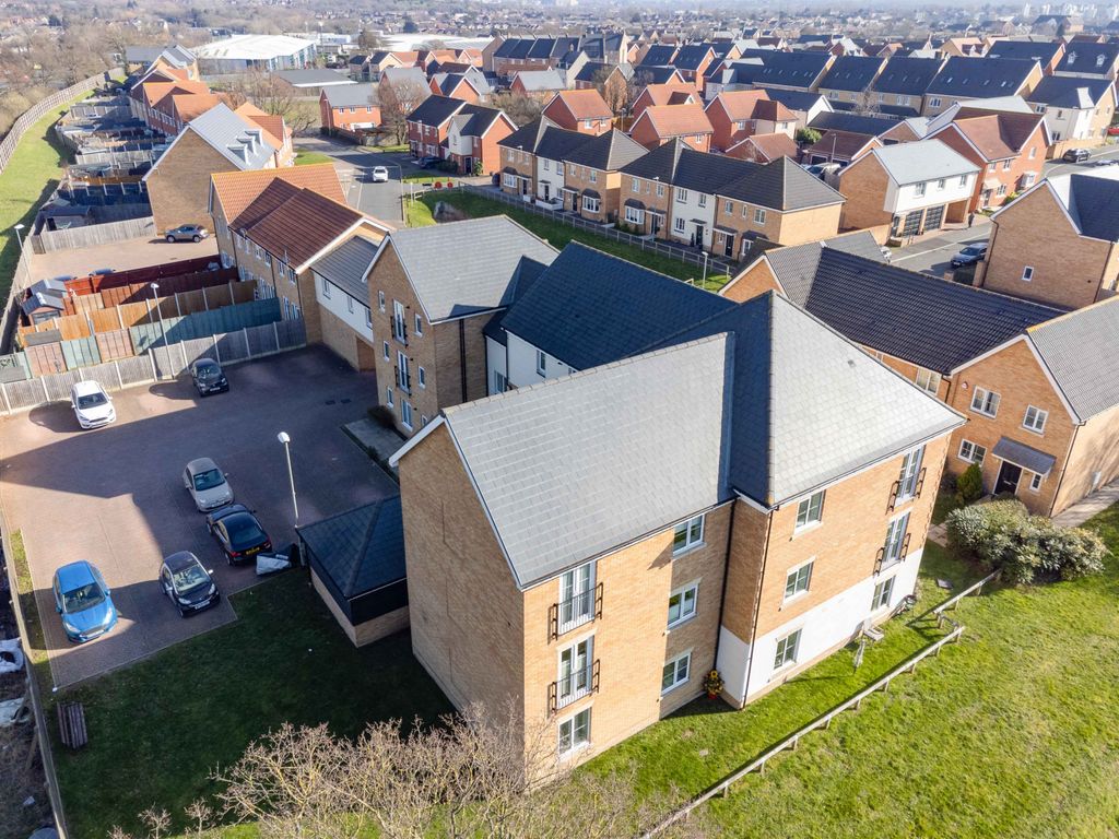 2 bed flat for sale in Warwick Crescent, Basildon SS15, £250,000