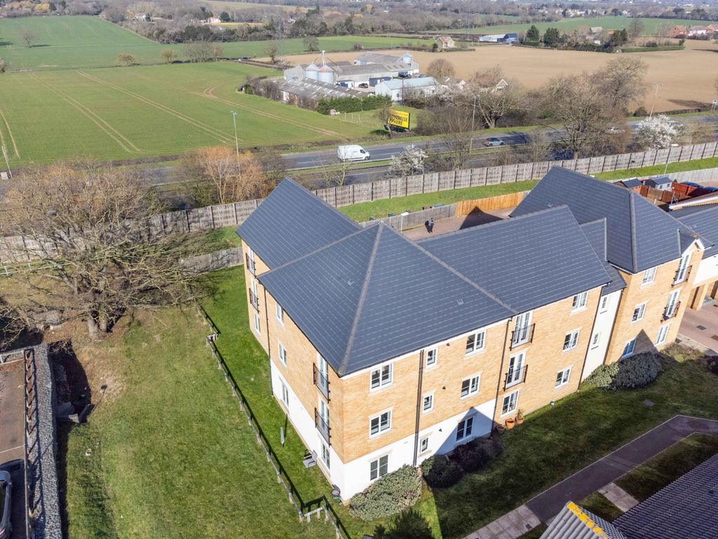 2 bed flat for sale in Warwick Crescent, Basildon SS15, £250,000