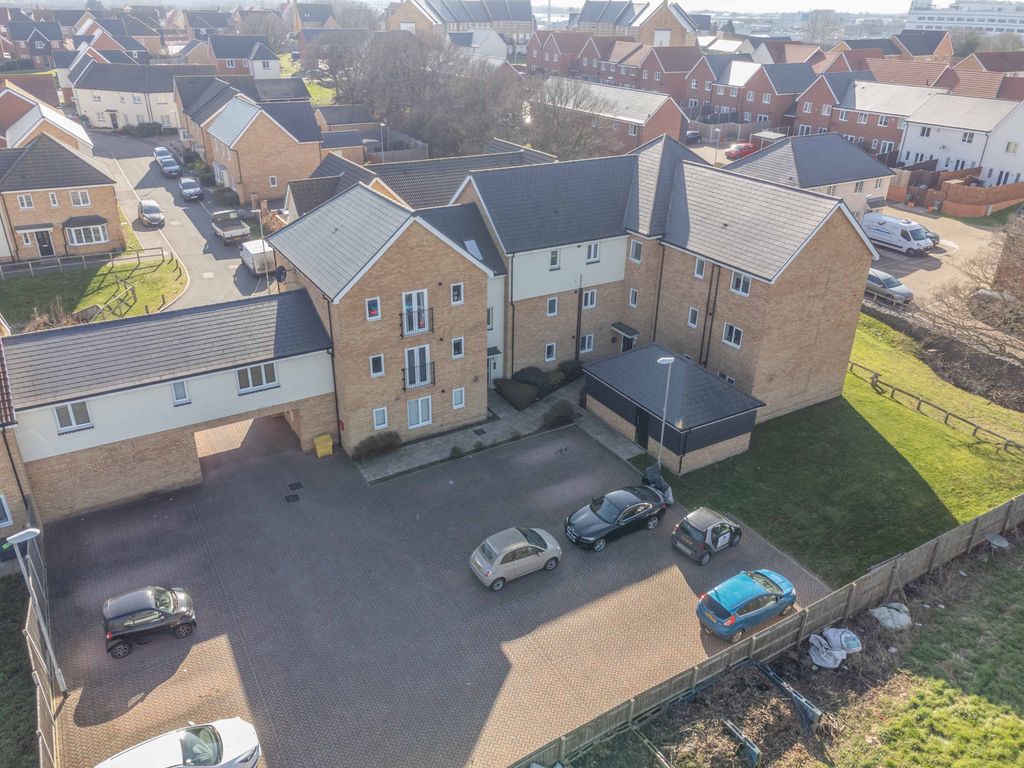 2 bed flat for sale in Warwick Crescent, Basildon SS15, £250,000