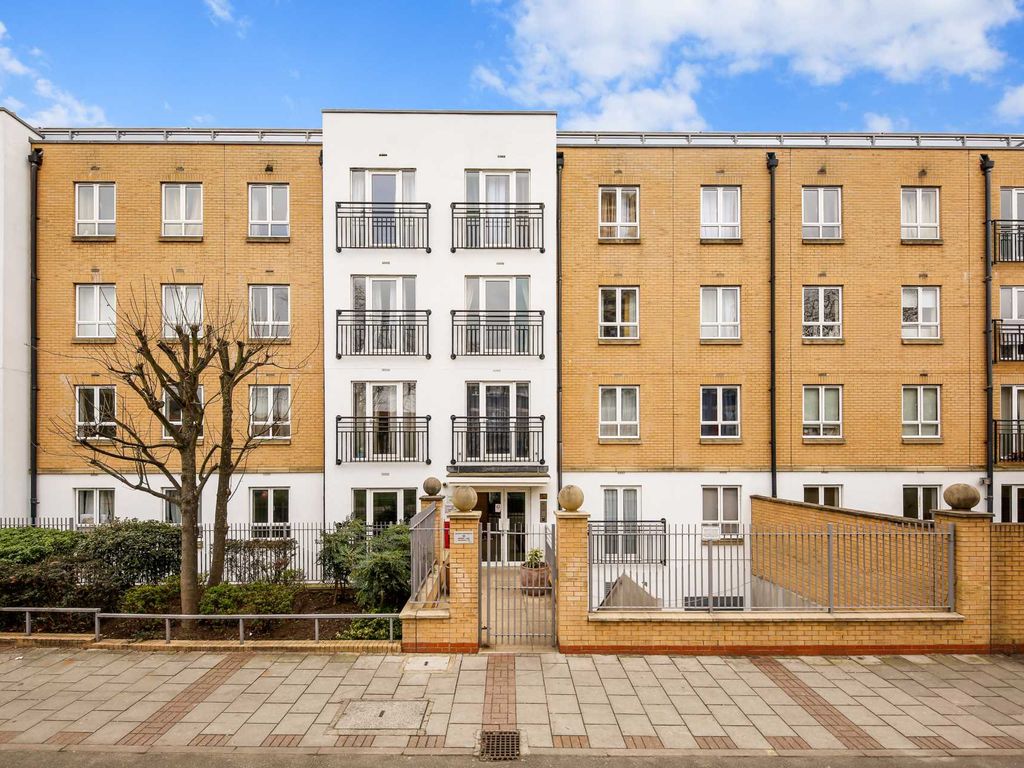 1 bed flat for sale in Windmill Lane, Stratford E15, £250,000