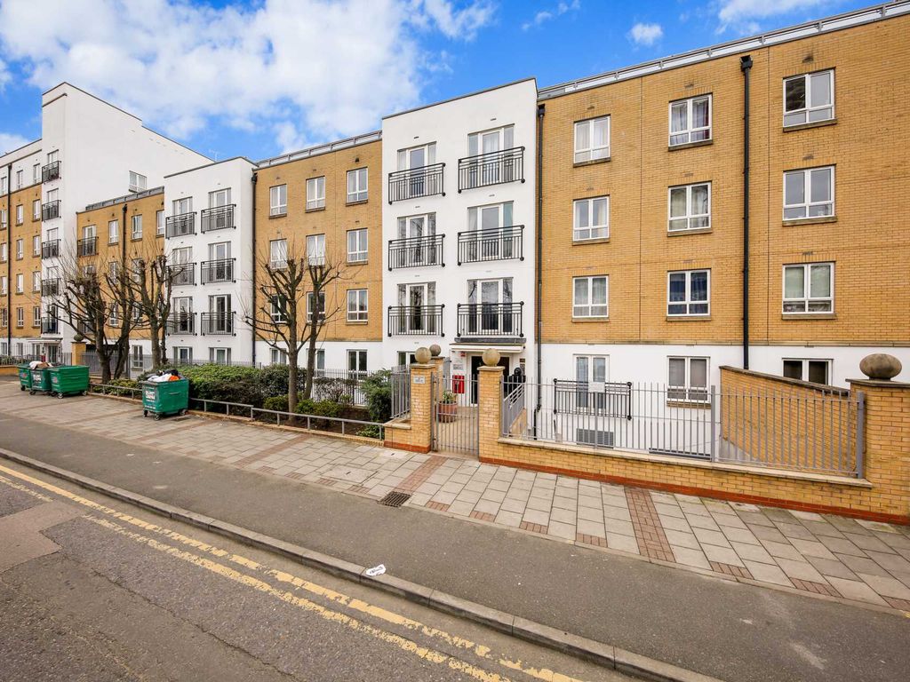 1 bed flat for sale in Windmill Lane, Stratford E15, £250,000