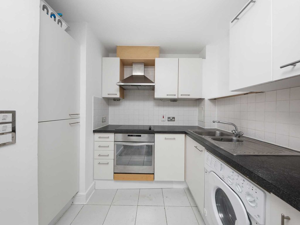 1 bed flat for sale in Windmill Lane, Stratford E15, £250,000