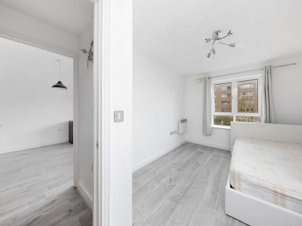 1 bed flat for sale in Windmill Lane, Stratford E15, £250,000