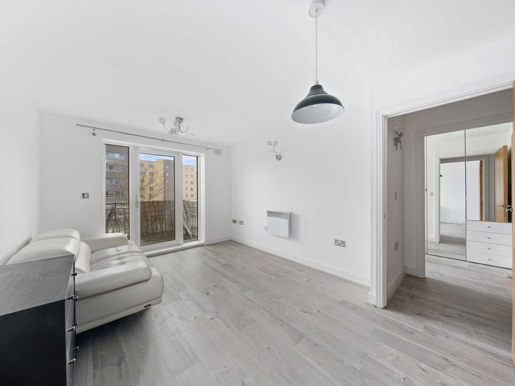 1 bed flat for sale in Windmill Lane, Stratford E15, £250,000