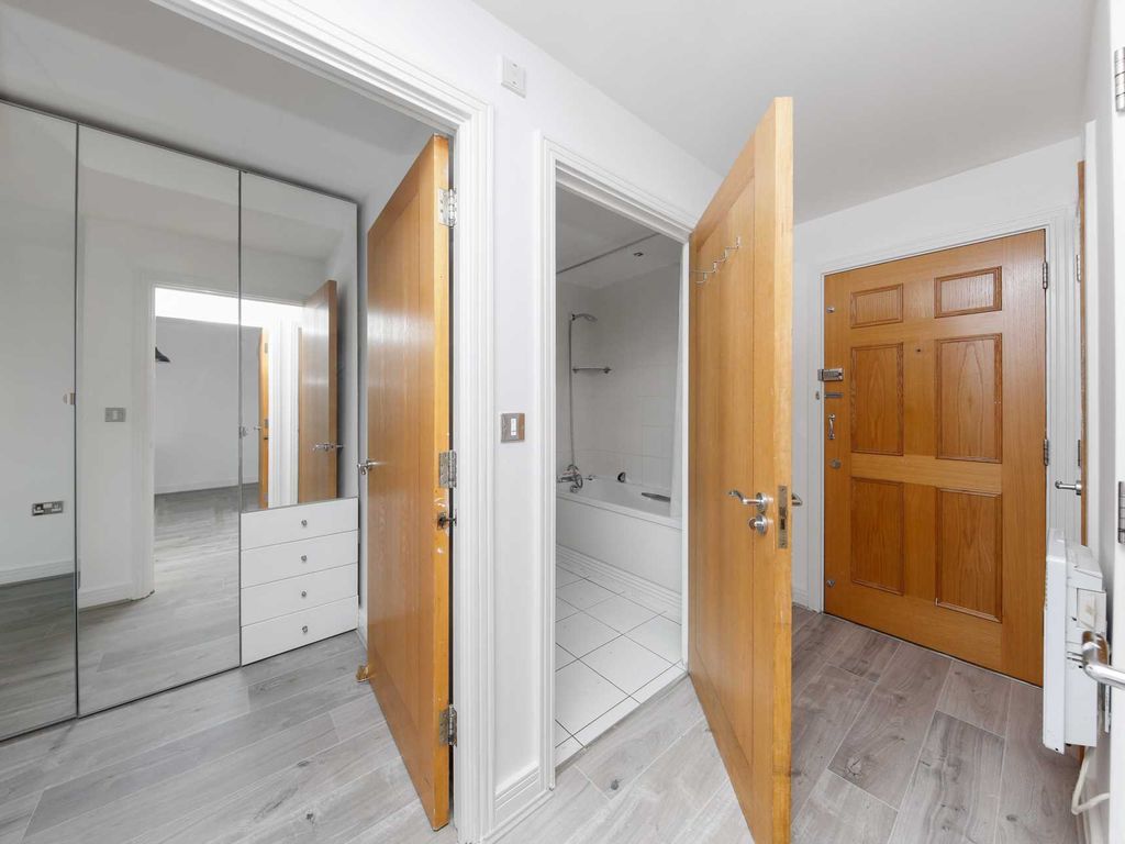 1 bed flat for sale in Windmill Lane, Stratford E15, £250,000