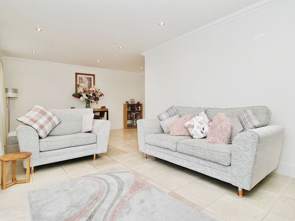 2 bed flat for sale in Marconi Avenue, Penarth CF64, £240,000