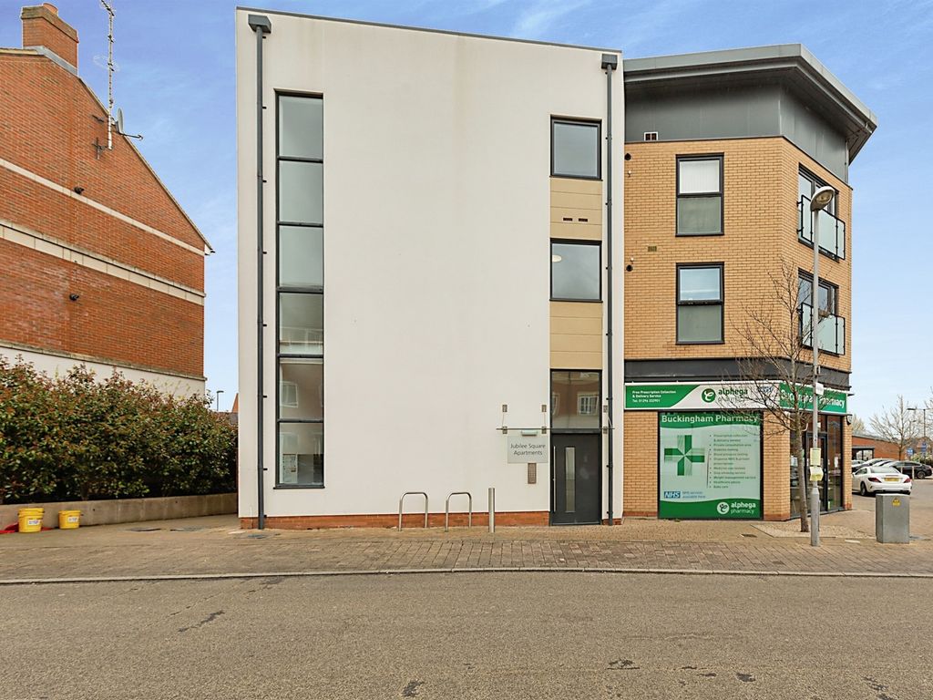 2 bed flat for sale in Jubilee Square, Aylesbury HP19, £200,000
