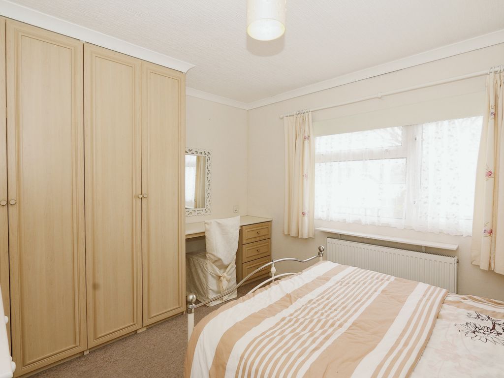 2 bed mobile/park home for sale in The Avenue, Oak Tree Park, St. Leonards, Ringwood BH24, £220,000