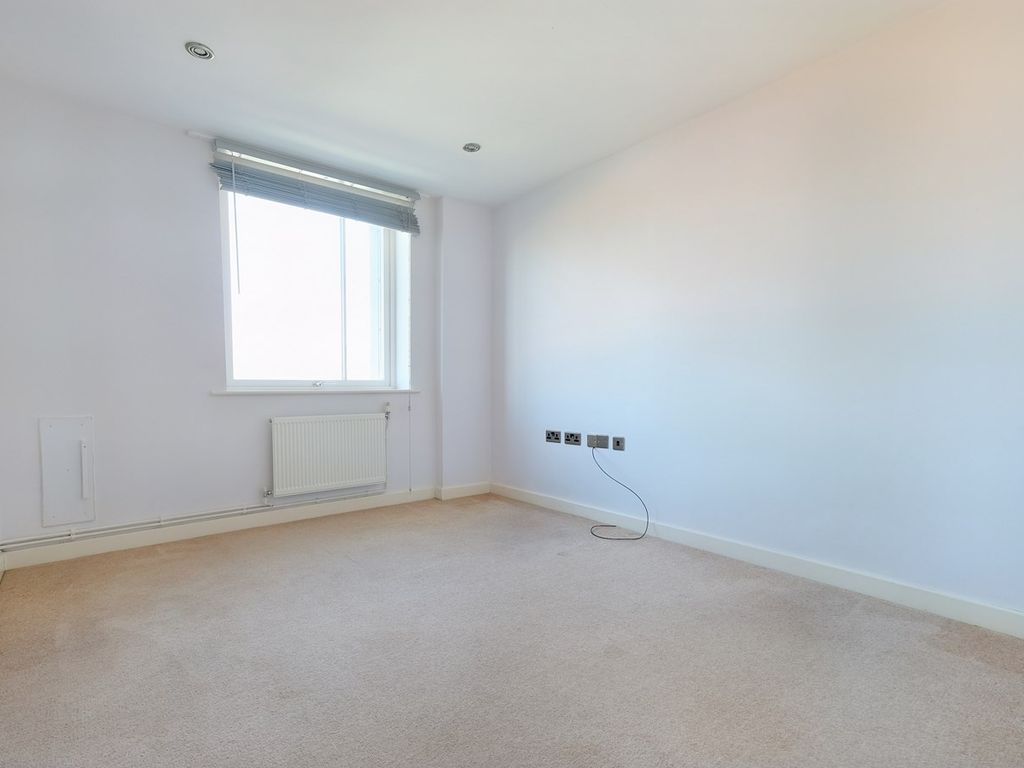 2 bed flat for sale in Lynmouth Avenue, Chelmsford CM2, £244,000
