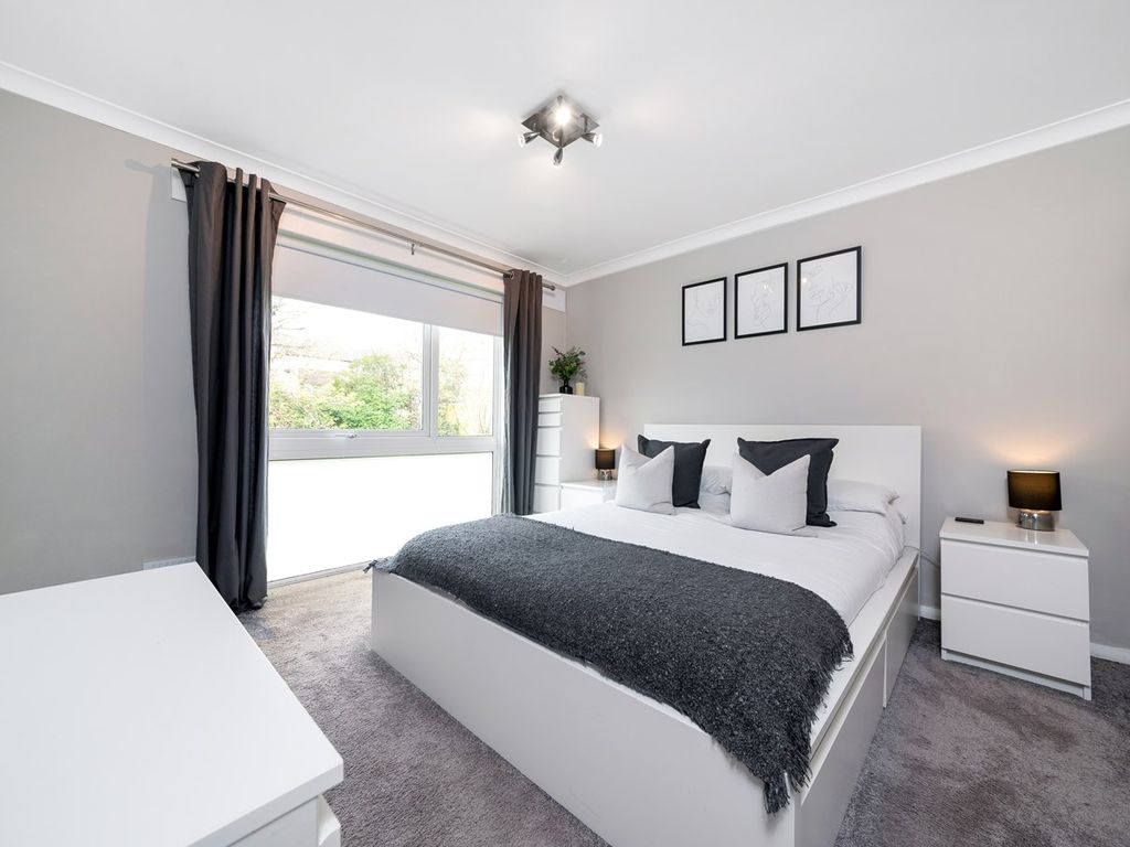 1 bed flat for sale in Hope Park, Bromley BR1, £239,950