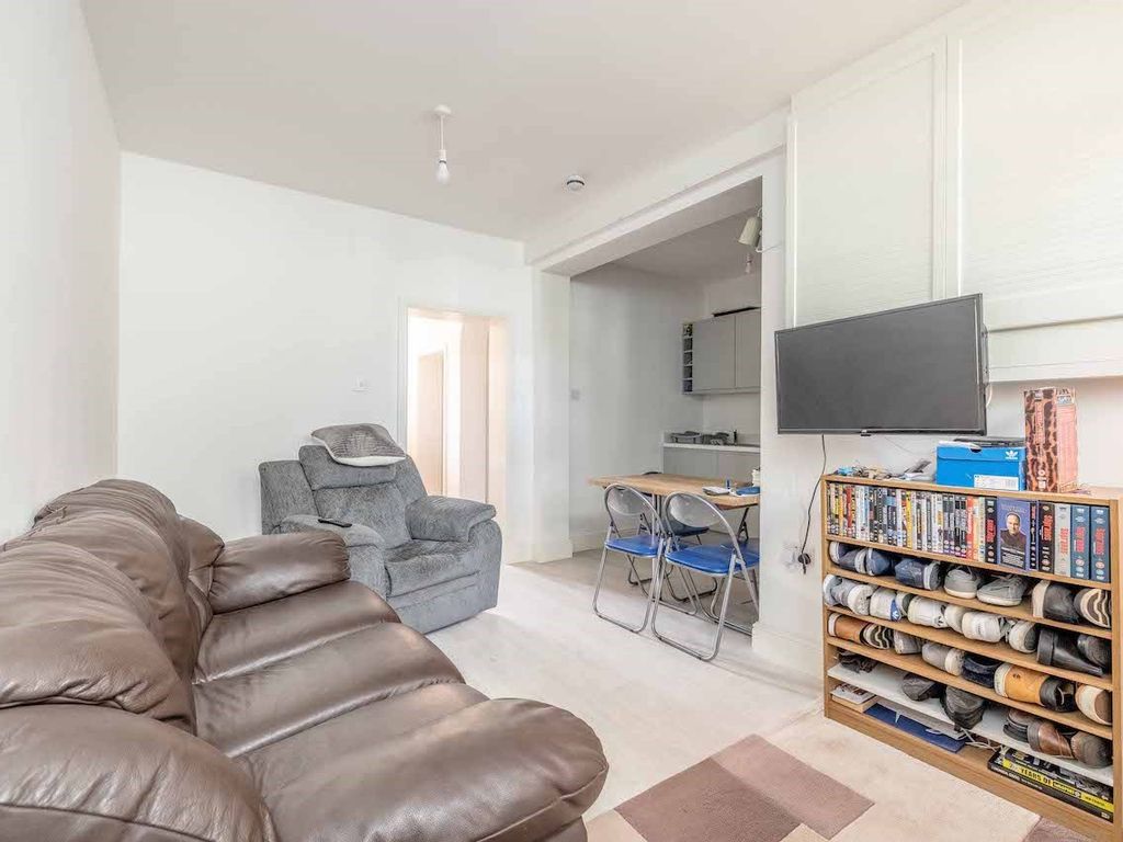 1 bed flat for sale in Priory Way, Datchet SL3, £225,000