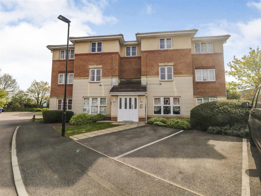 2 bed flat for sale in The Potteries, New Rossington, Doncaster DN11, £70,000