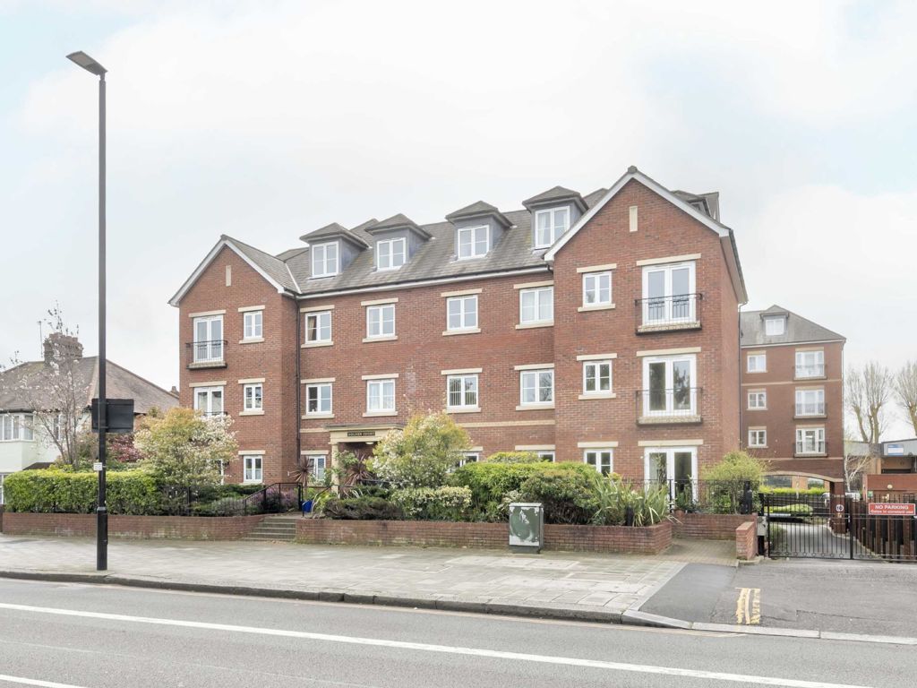 2 bed flat for sale in Golden Court, Isleworth TW7, £239,950