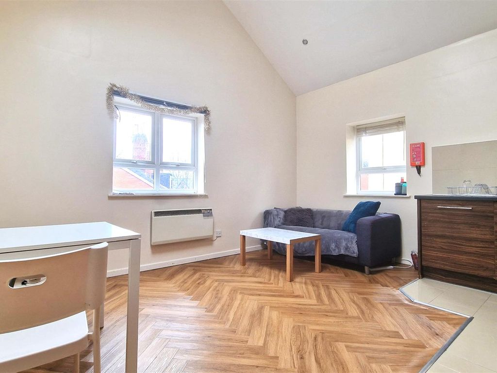 2 bed flat for sale in Devon Road, Leeds LS2, £150,000