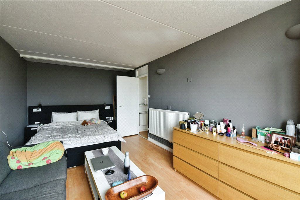 1 bed flat for sale in St. Georges House, Charlotte Despard Avenue, London SW11, £230,000