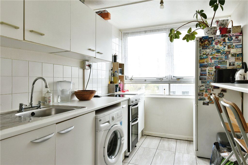 1 bed flat for sale in St. Georges House, Charlotte Despard Avenue, London SW11, £230,000
