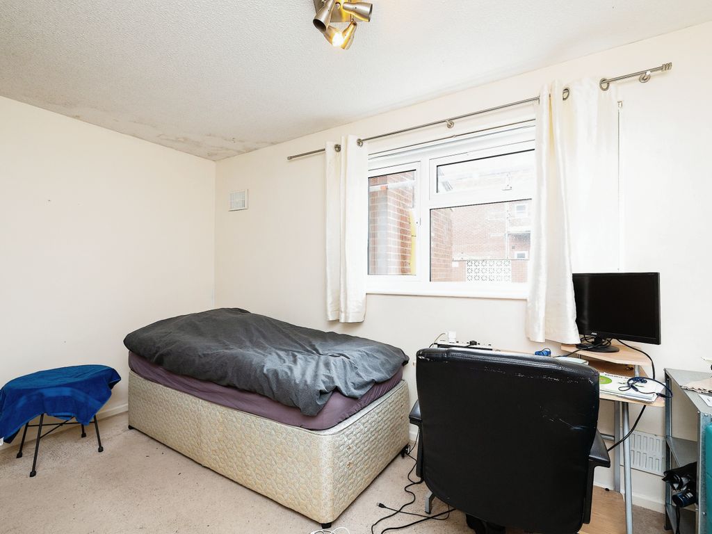 2 bed flat for sale in Raynsford Walk, Warwick, Warwickshire CV34, £145,000