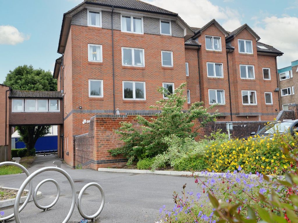 1 bed flat for sale in Station Road, New Milton BH25, £65,000