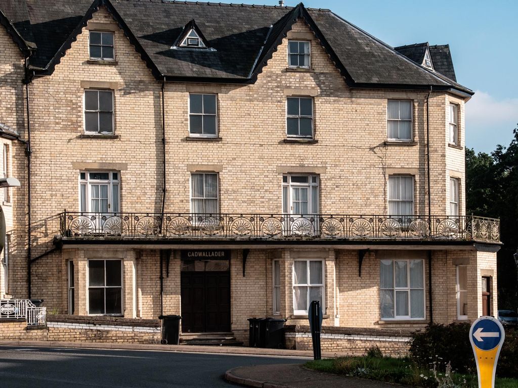 2 bed flat for sale in Park Crescent, Llandrindod Wells LD1, £80,000