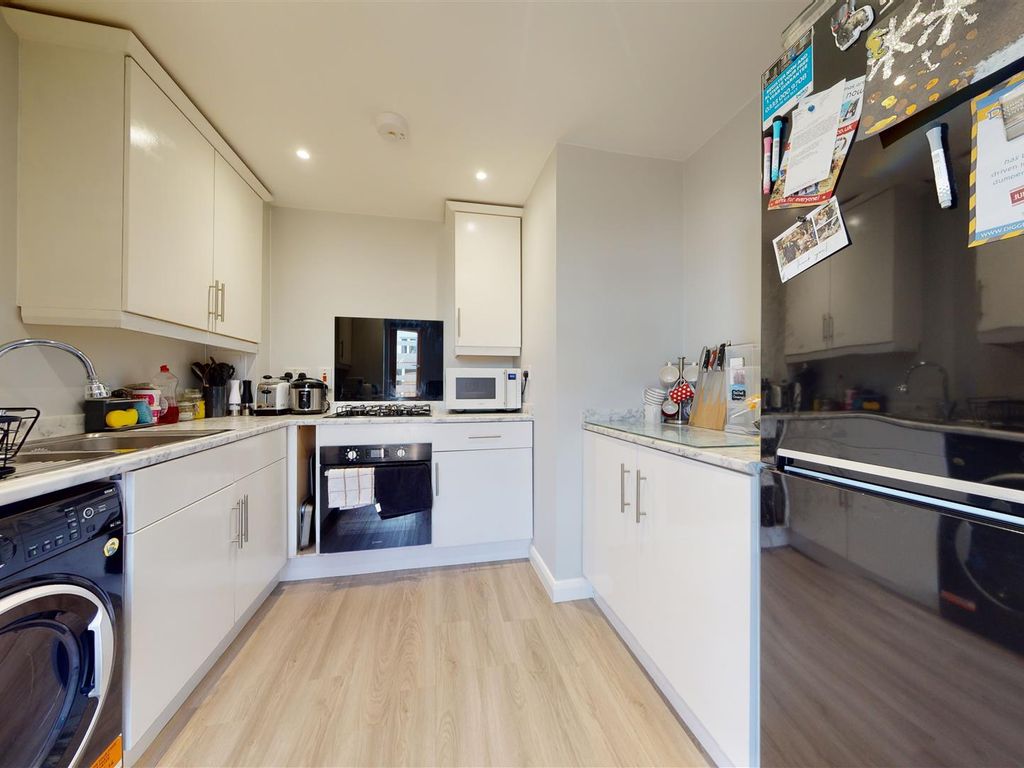 2 bed flat for sale in Barleycroft Road, Portland DT5, £160,000