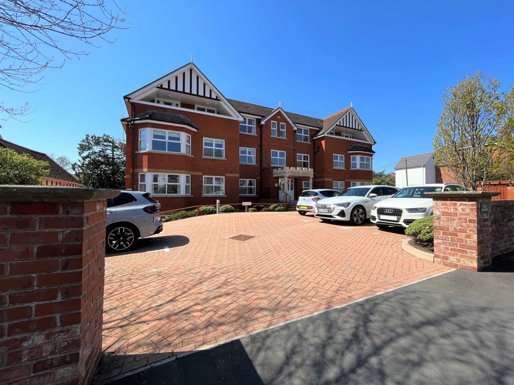 2 bed flat for sale in Cyprus Road, Exmouth EX8, £250,000