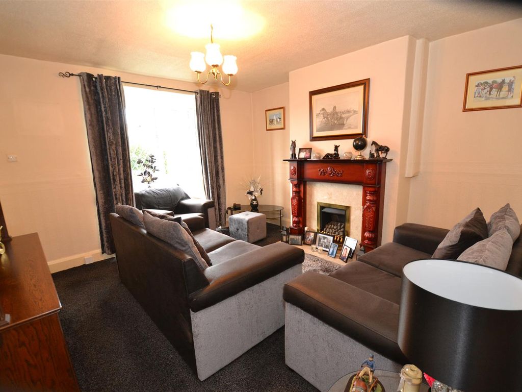 3 bed town house for sale in Bradford Road, Clayton, Bradford BD14, £175,000