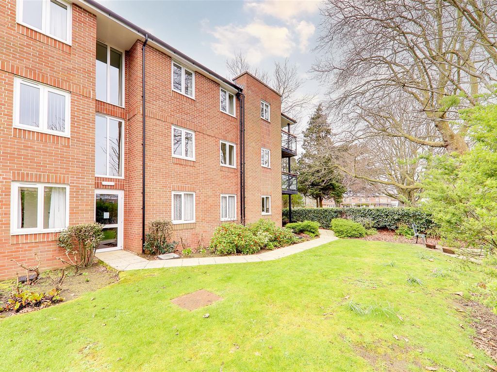 2 bed flat for sale in Catherine Lodge, Bolsover Road, Worthing BN13, £225,000