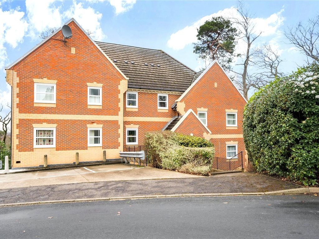 2 bed flat for sale in Woking, Surrey GU21, £300,000