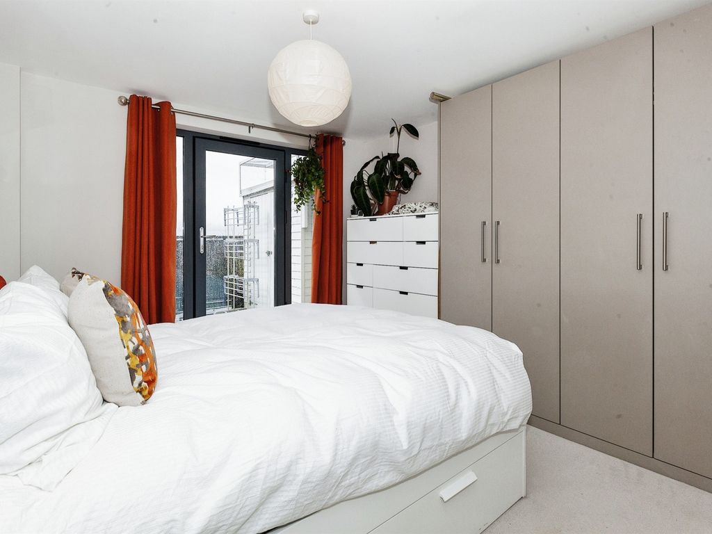 2 bed flat for sale in Bishops Road, Slough SL1, £300,000