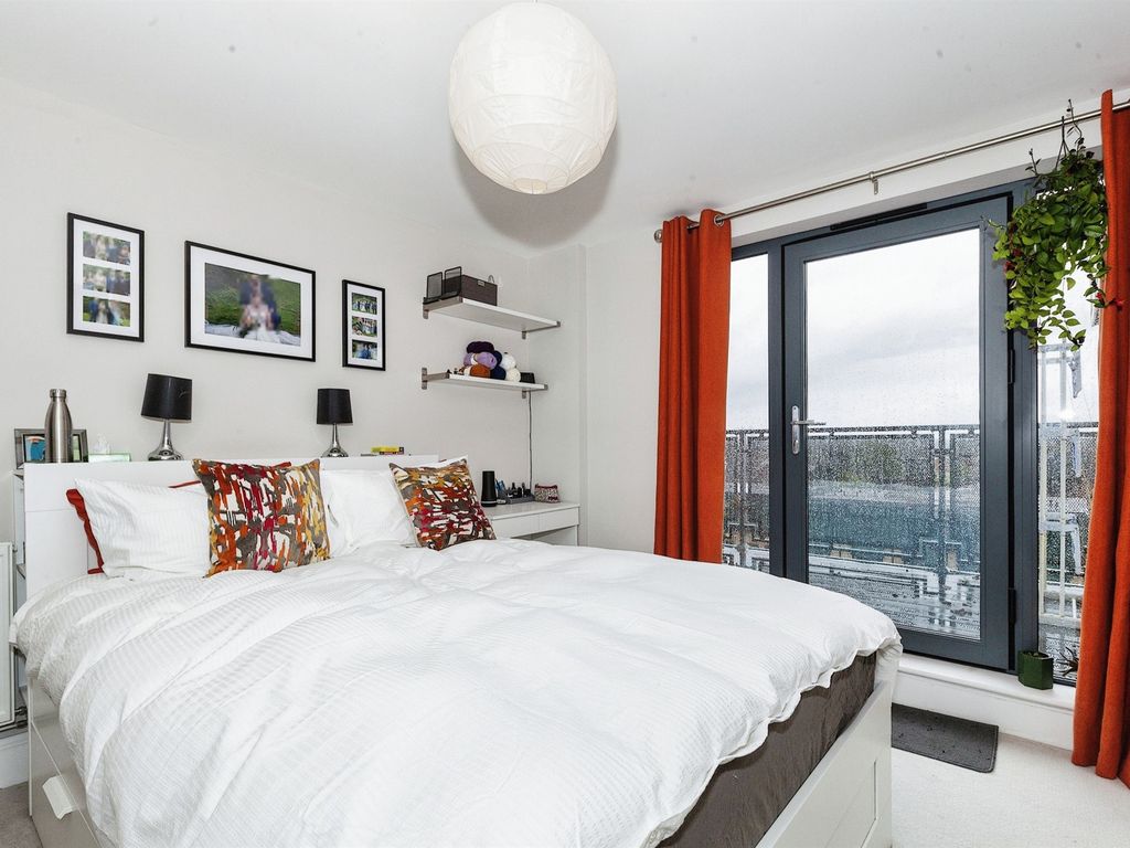 2 bed flat for sale in Bishops Road, Slough SL1, £300,000