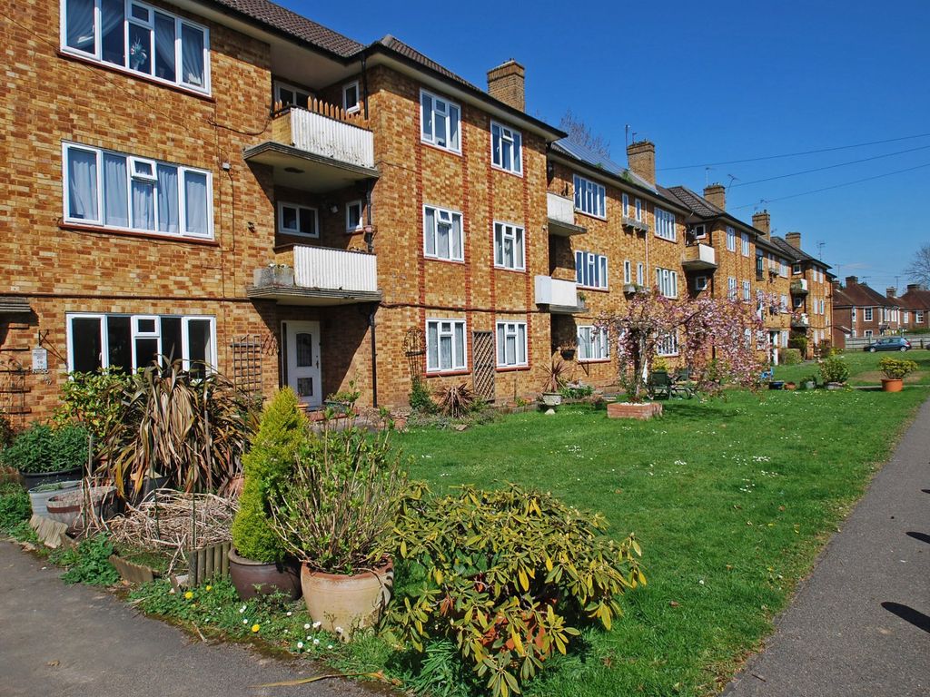 2 bed flat for sale in Stile Meadow, Beaconsfield HP9, £260,000
