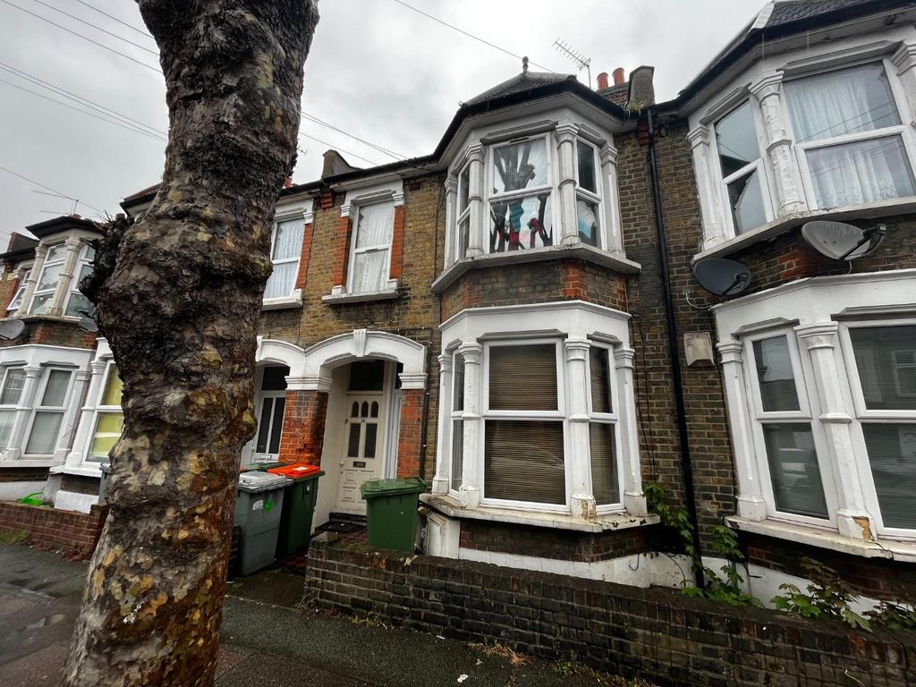 1 bed flat for sale in Oakfield Road, London E6, £215,000