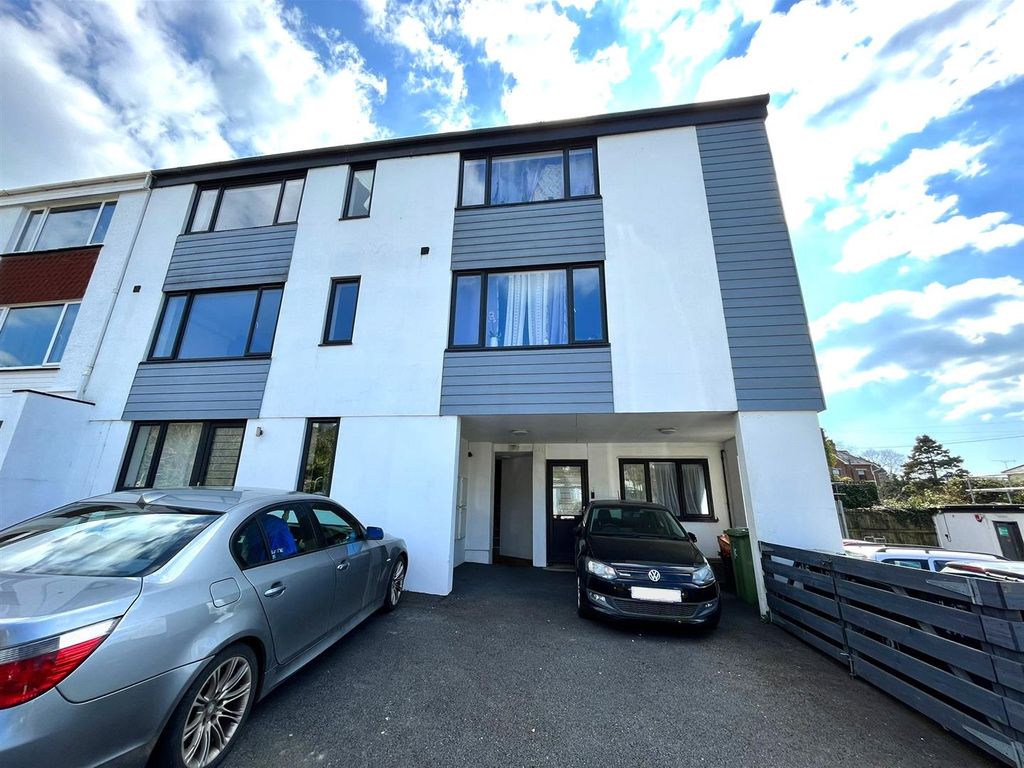 2 bed flat for sale in Hendra Vale, Launceston PL15, £129,950
