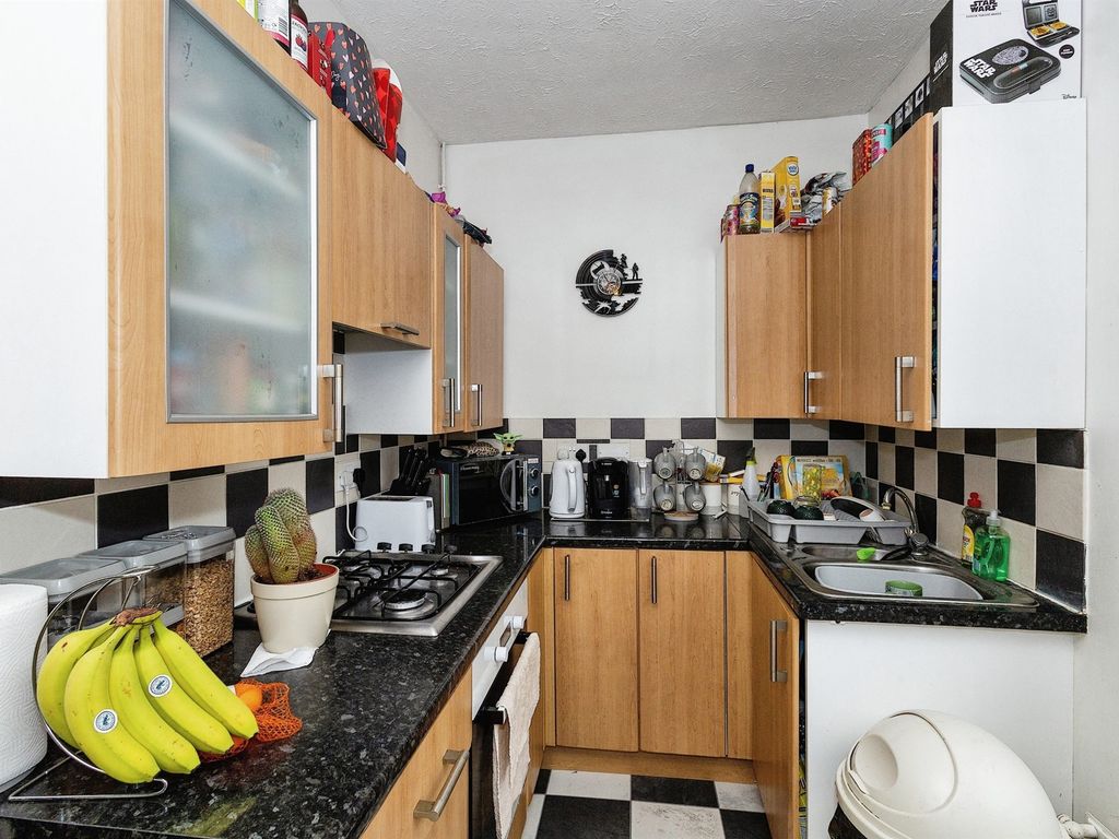 2 bed flat for sale in Twyford Avenue, Portsmouth PO2, £140,000
