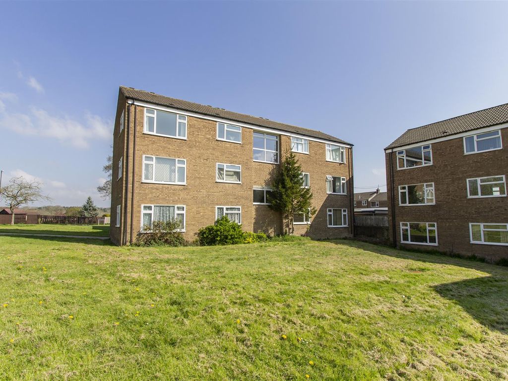 1 bed flat for sale in Oakamoor Close, Chesterfield S40, £72,500