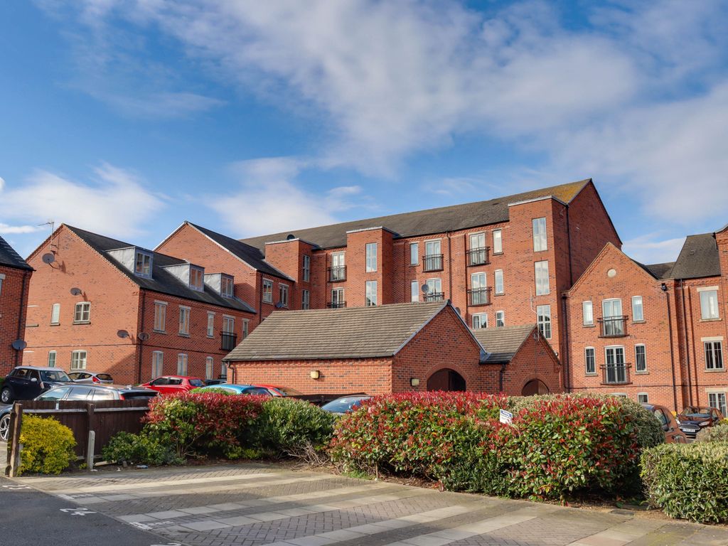 2 bed flat for sale in Weavers Court, Trinity Lane, Hinckley LE10, £130,000