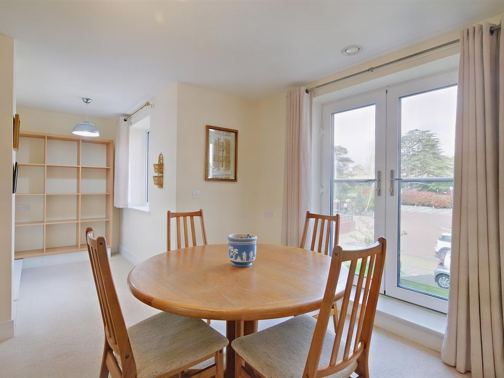 1 bed flat for sale in Wellingborough Road, Northampton NN3, £165,000