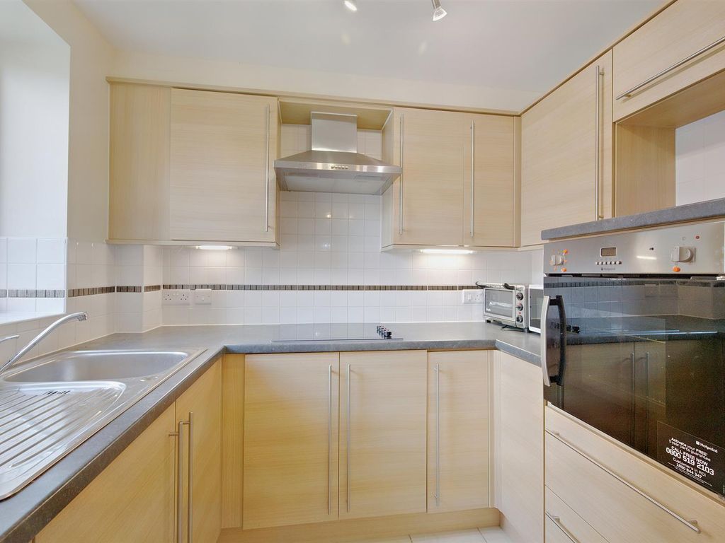 1 bed flat for sale in Wellingborough Road, Northampton NN3, £165,000