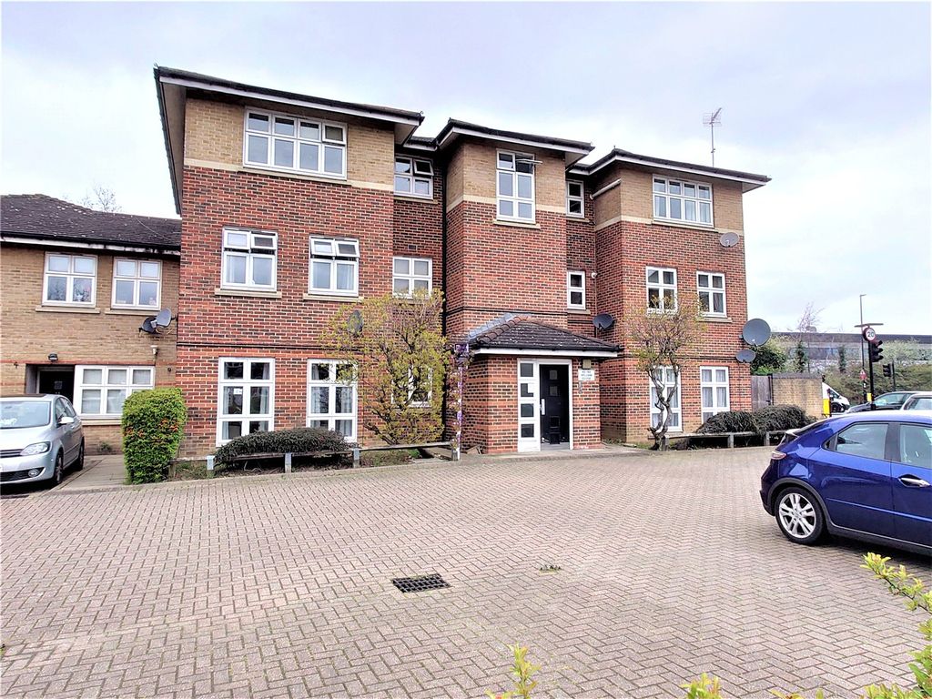 1 bed flat for sale in William Close, Southall, Greater London UB2, £210,000
