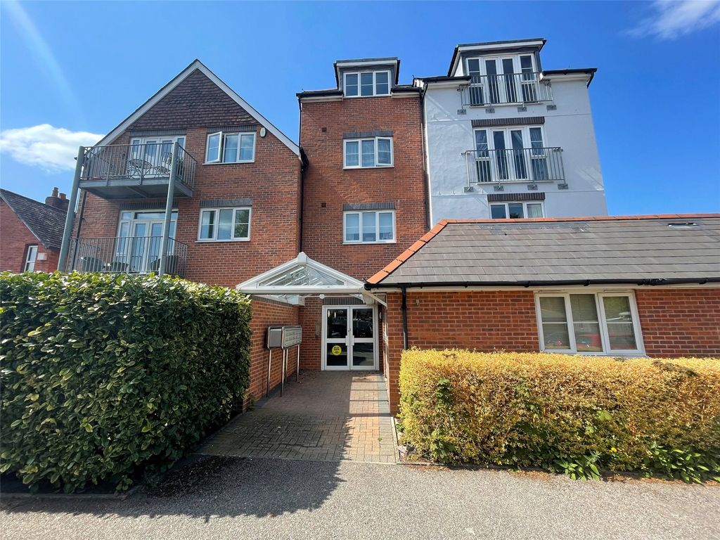2 bed flat for sale in Alpha House, Crowthorne, Berkshire RG45, £285,000