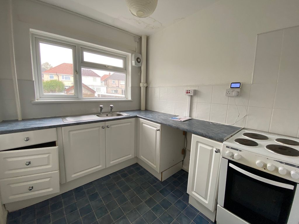 2 bed flat for sale in Joyce Close, Newport NP20, £105,000
