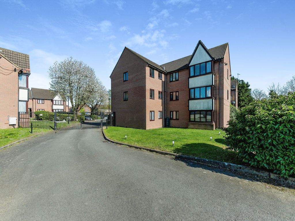 2 bed flat for sale in Petunia Court, Luton, Bedfordshire LU3, £190,000