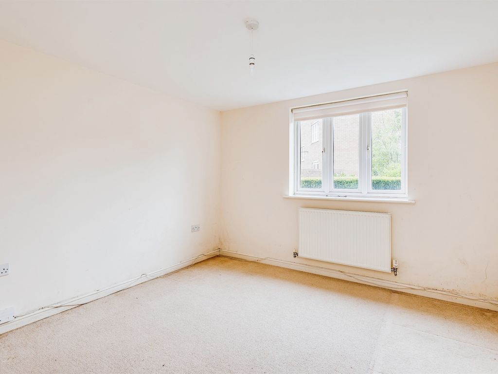 2 bed flat for sale in Pulsar Road, Swindon SN25, £118,000