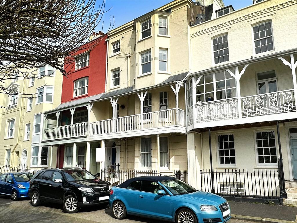 1 bed flat for sale in South Terrace, Littlehampton BN17, £165,000