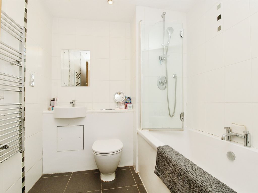 1 bed flat for sale in Barry Lane, Cardiff CF10, £210,000