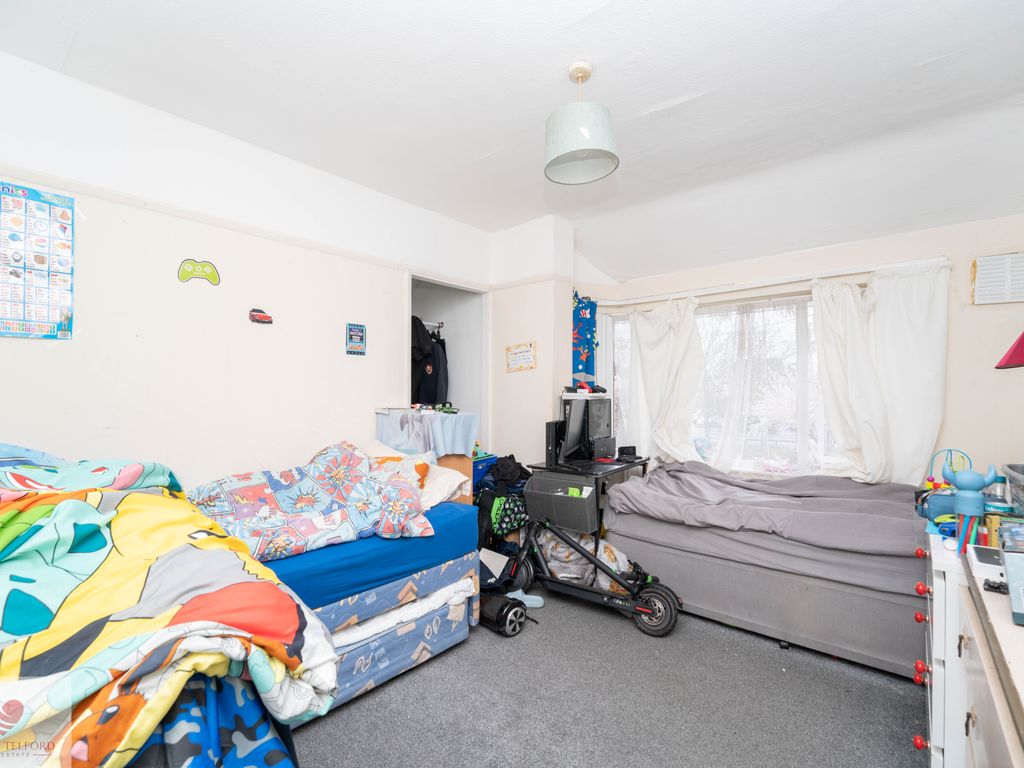 2 bed maisonette for sale in Broad Oak Court, Farnham Road, Slough SL2, £259,950