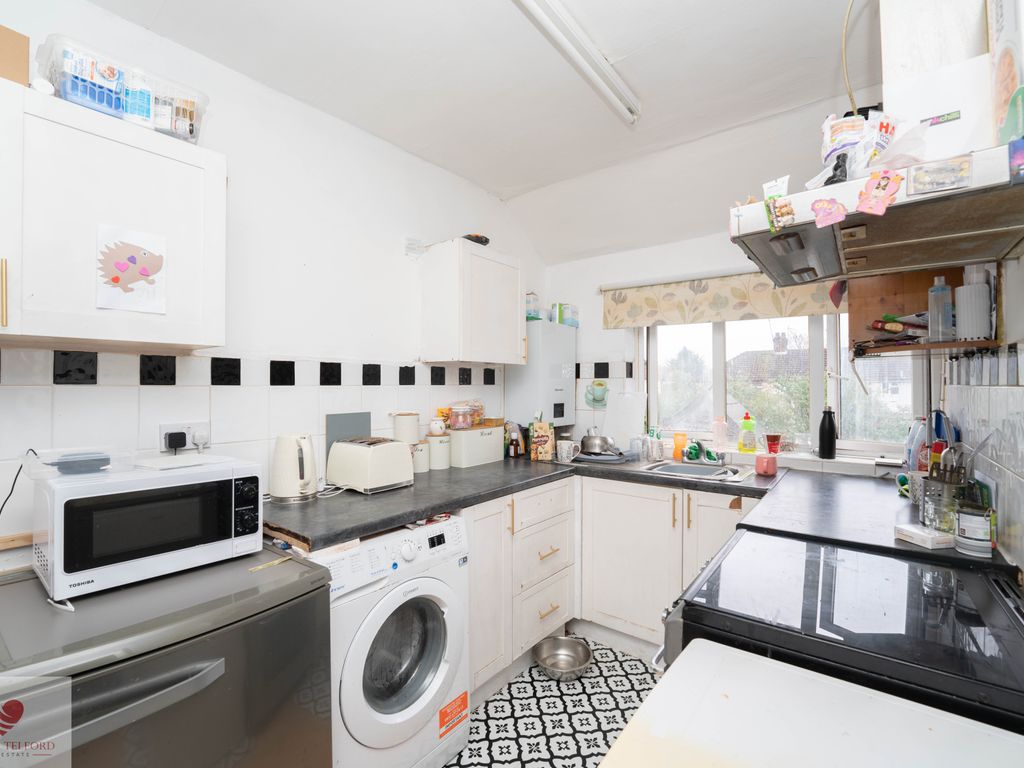 2 bed maisonette for sale in Broad Oak Court, Farnham Road, Slough SL2, £259,950