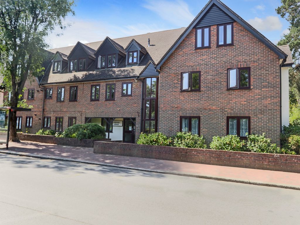 1 bed flat for sale in Coulsdon Road, Old Coulsdon CR5, £150,000