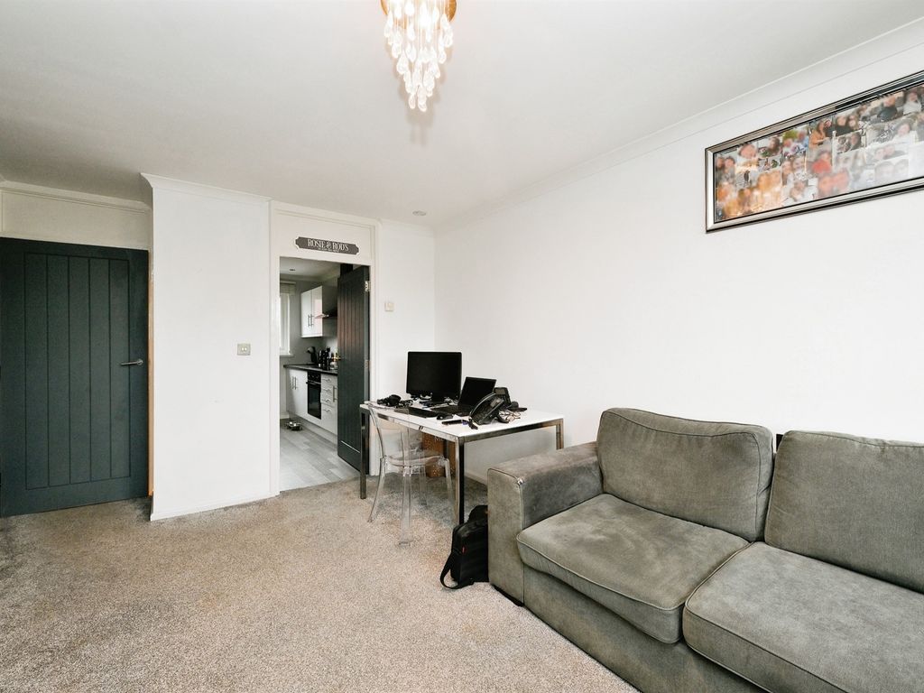 1 bed flat for sale in Winters Way, Waltham Abbey EN9, £200,000