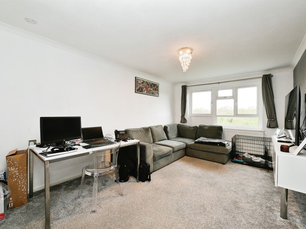 1 bed flat for sale in Winters Way, Waltham Abbey EN9, £200,000